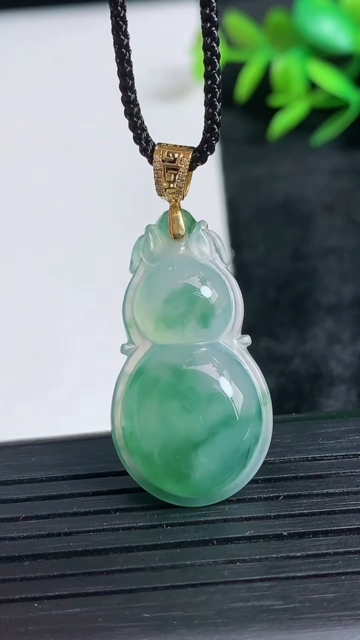 天然A货翡翠种飘花葫芦吊坠尺寸33.3-16.9-5.8重量:5.05g
3月24日