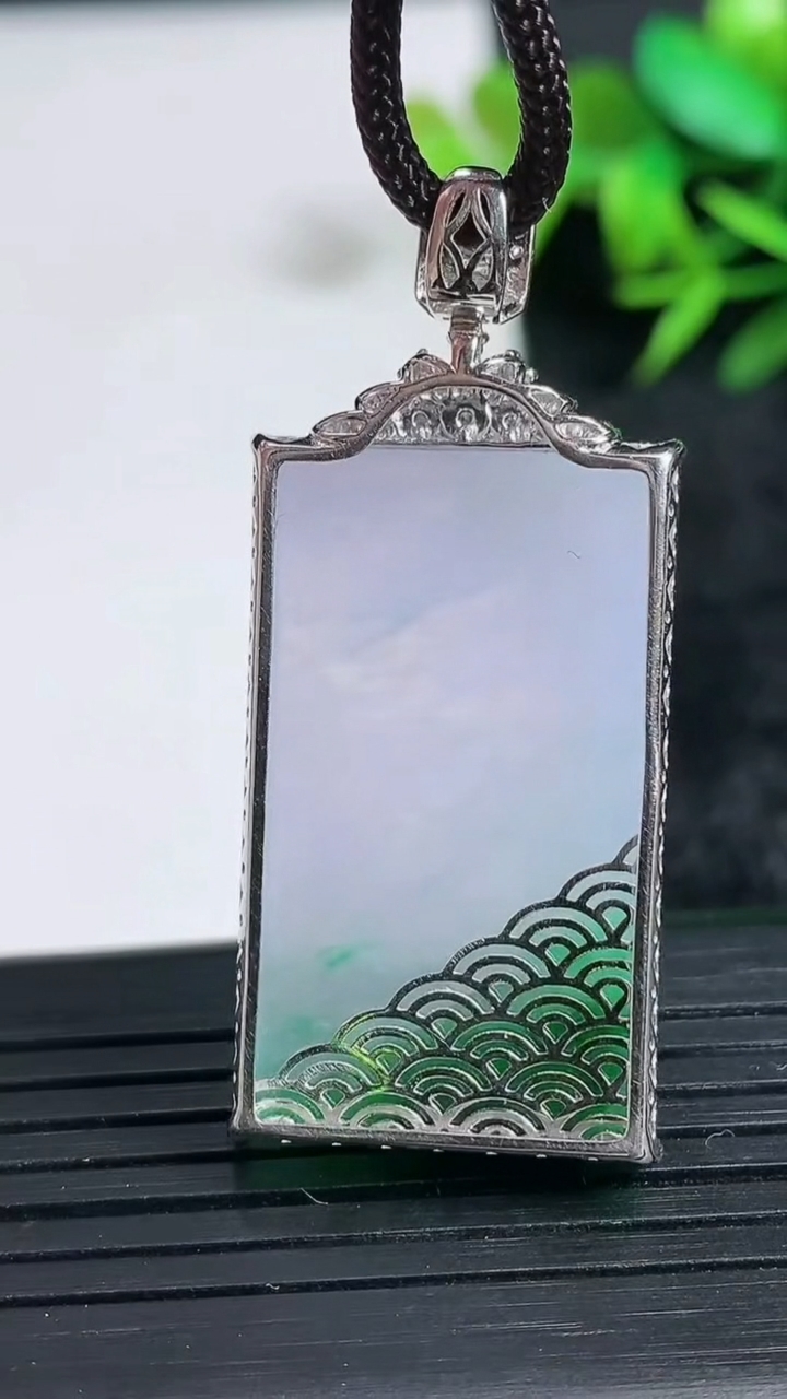 天然A货翡翠无事牌吊坠尺寸44.5-32.1-19.2-6.8重量:11.27g
3月24日