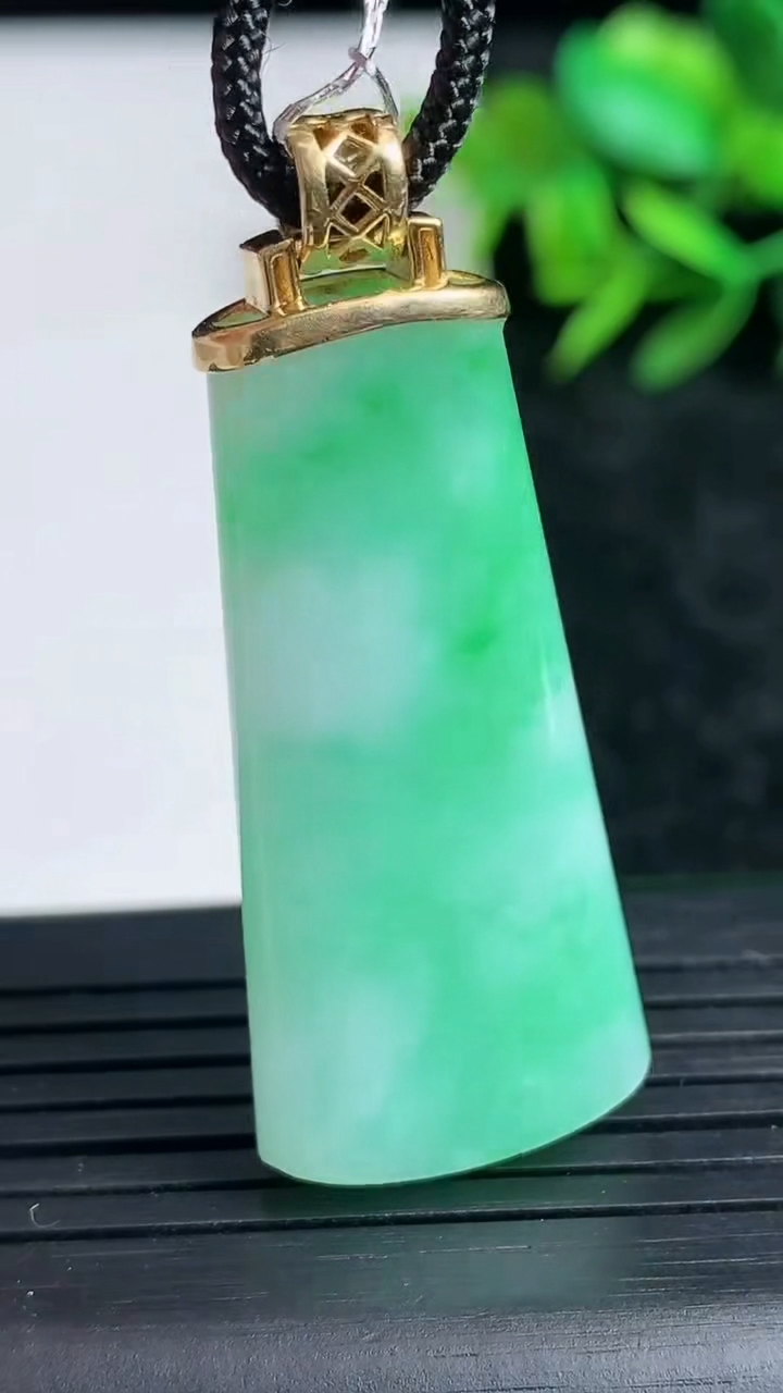 天然A货翡翠无事牌吊坠尺寸38.2-18.2-5.8重量:11.04g
3月24日