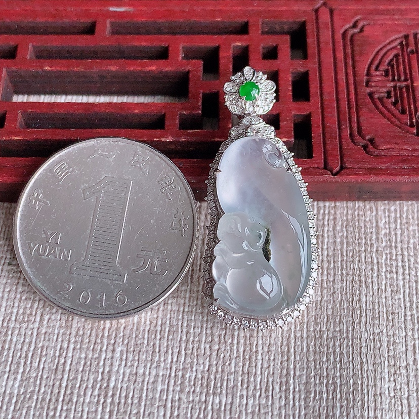 天然A货翡翠18K金伴钻镶嵌飘花松鼠吊坠 
尺寸36-15.6-9.4裸石23.4-12.3mm 重量5.55g 0322