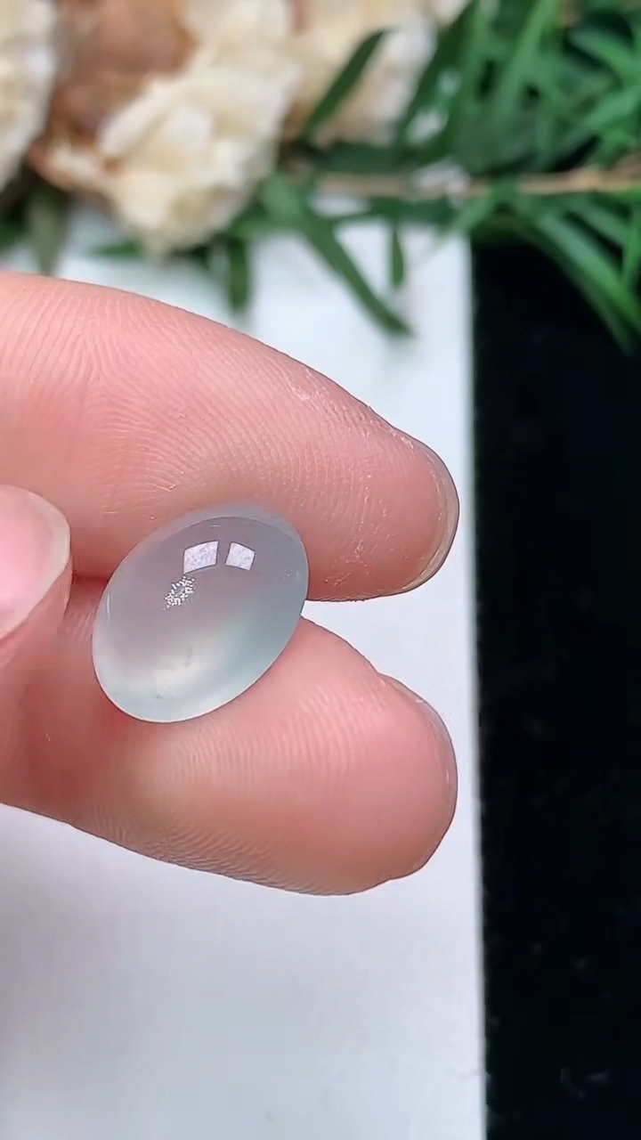 天然A货翡翠白冰蛋面镶嵌件，尺寸11.5-9.3-6，重量:1.00g
3月24日