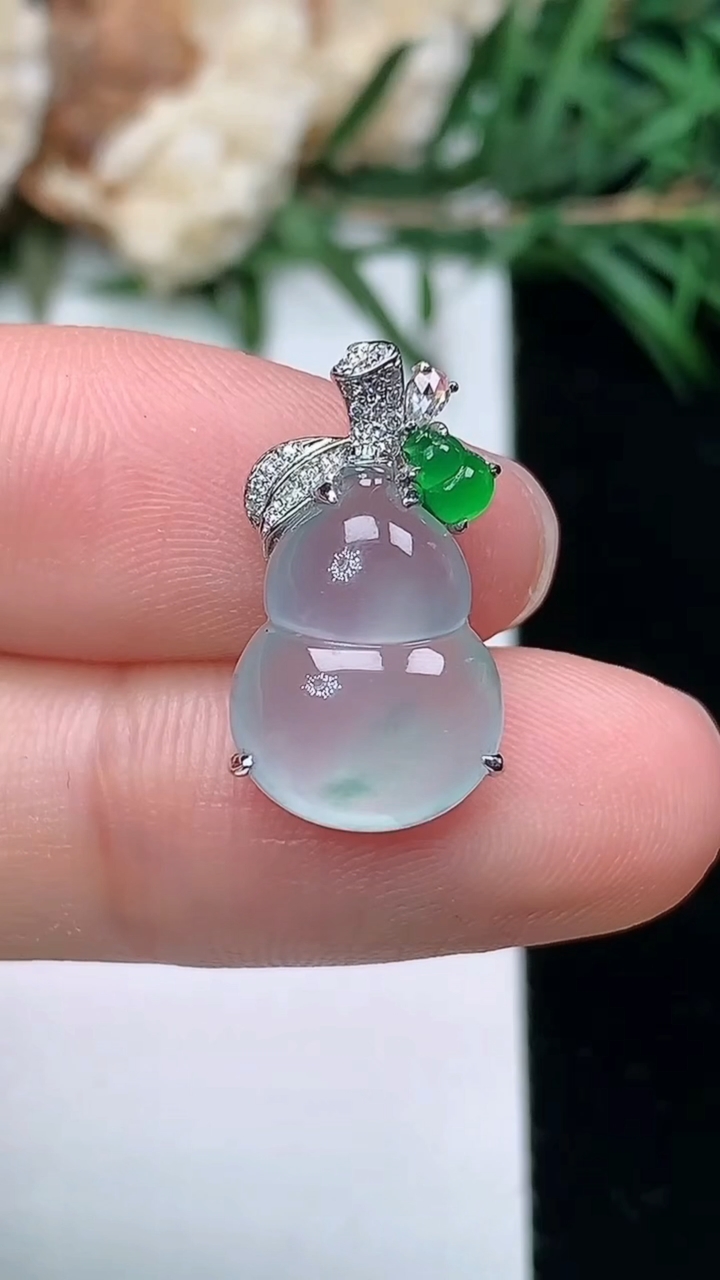 天然A货翡翠飘花葫芦吊坠，尺寸13.7-10.3-5.6，重量:1.71g
3月24日