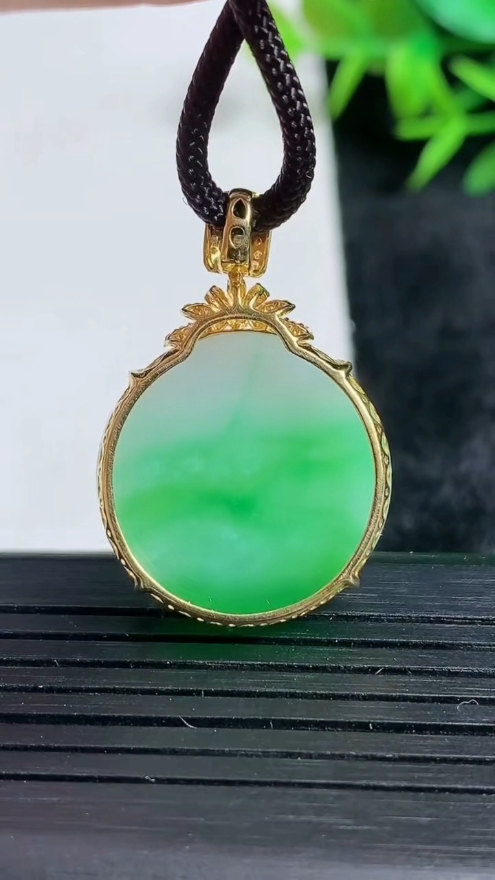 天然A货翡翠无事牌吊坠尺寸31.1-21.3-5.9重量:5.52g
3月24日