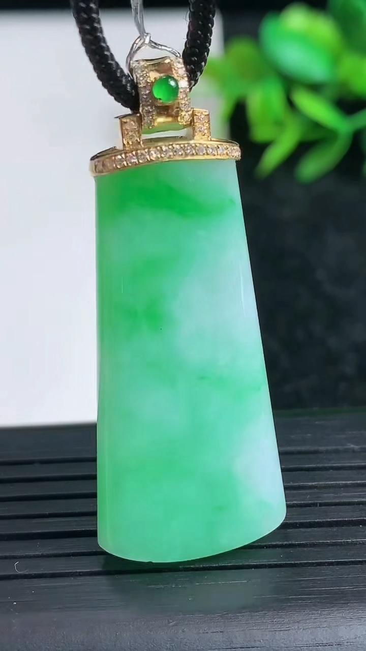 天然A货翡翠无事牌吊坠尺寸38.2-18.2-5.8重量:11.04g
3月24日