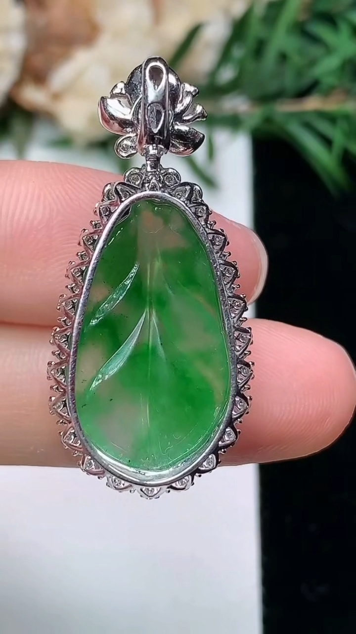 天然A货翡翠金枝玉叶 叶子吊坠，尺寸34-15.8-8.7，裸石21.5-12.9
3月24日，重量:3.47g