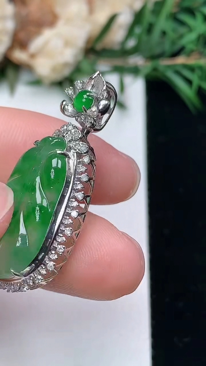 天然A货翡翠金枝玉叶 叶子吊坠，尺寸34-15.8-8.7，裸石21.5-12.9
3月24日，重量:3.47g