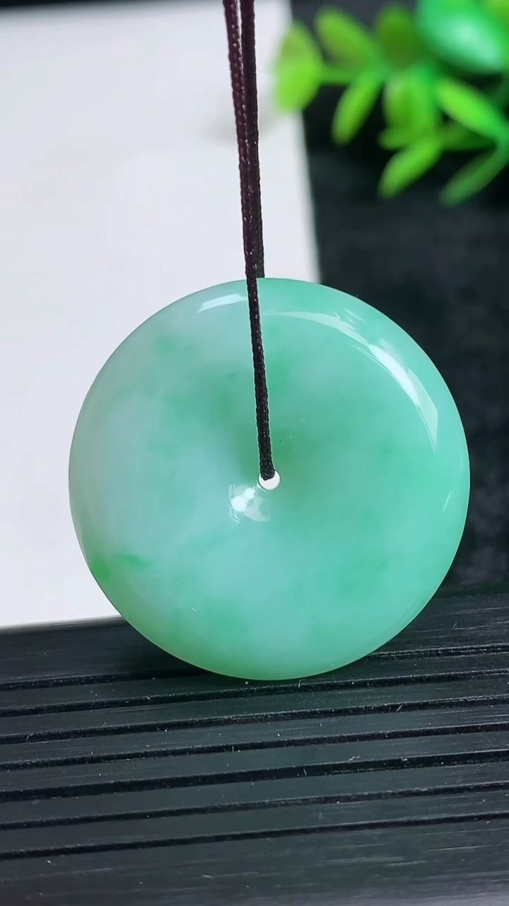 天然A货翡翠平安扣吊坠尺寸29.7-6.6重量:12.73g
3月24日