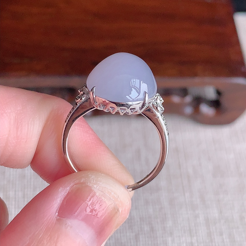 天然A货翡翠18K金伴钻镶嵌紫罗兰蛋面戒指 圈口17.2裸石
尺寸16-12mm 重量4.00g 0