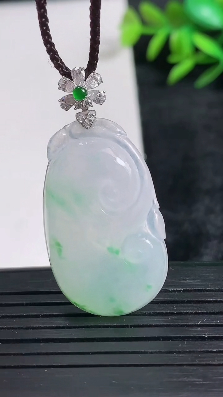 天然A货翡翠如意吊坠尺寸33-19.4-4.4重量:5.53g
3月24日