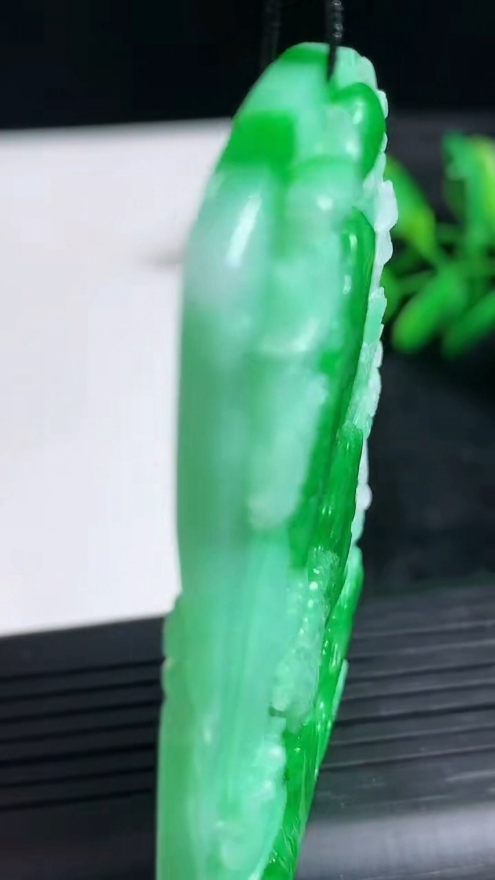 天然A货翡翠山水牌吊坠尺寸64.1-42.3-6.7重量:43.21g
3月24日