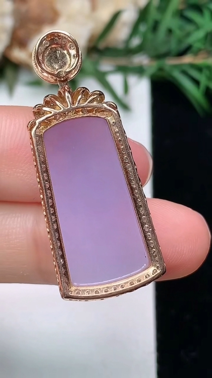 天然A货翡翠紫罗兰无事牌吊坠，尺寸35.6-14.3-7，裸石22.5-11，重量:4.04g
3月24日