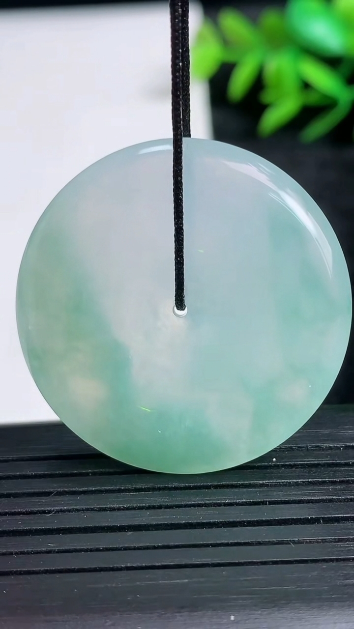 天然A货翡翠冰种飘花平安扣吊坠尺寸34.3-6.1重量:15.10g
3月24日