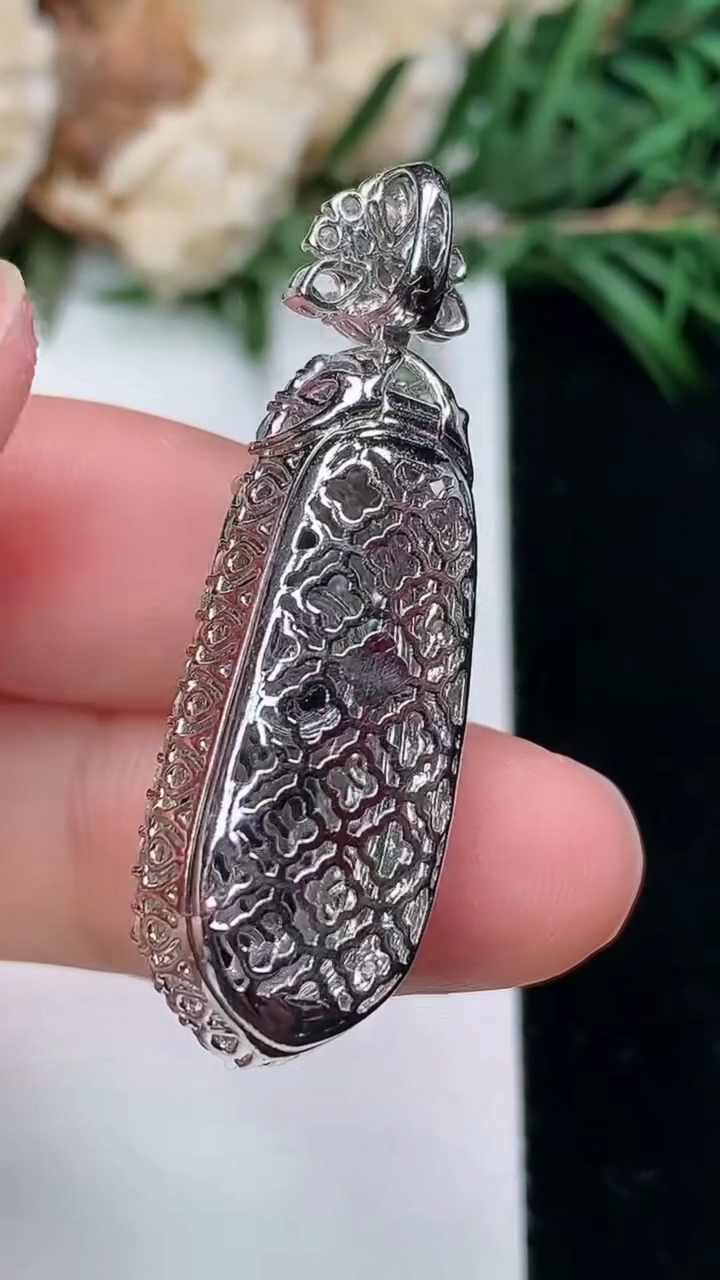 天然A货翡翠福豆吊坠，尺寸38.5-12.6-11.4，裸石24.6-9.8，重量:6.64g
3月24日