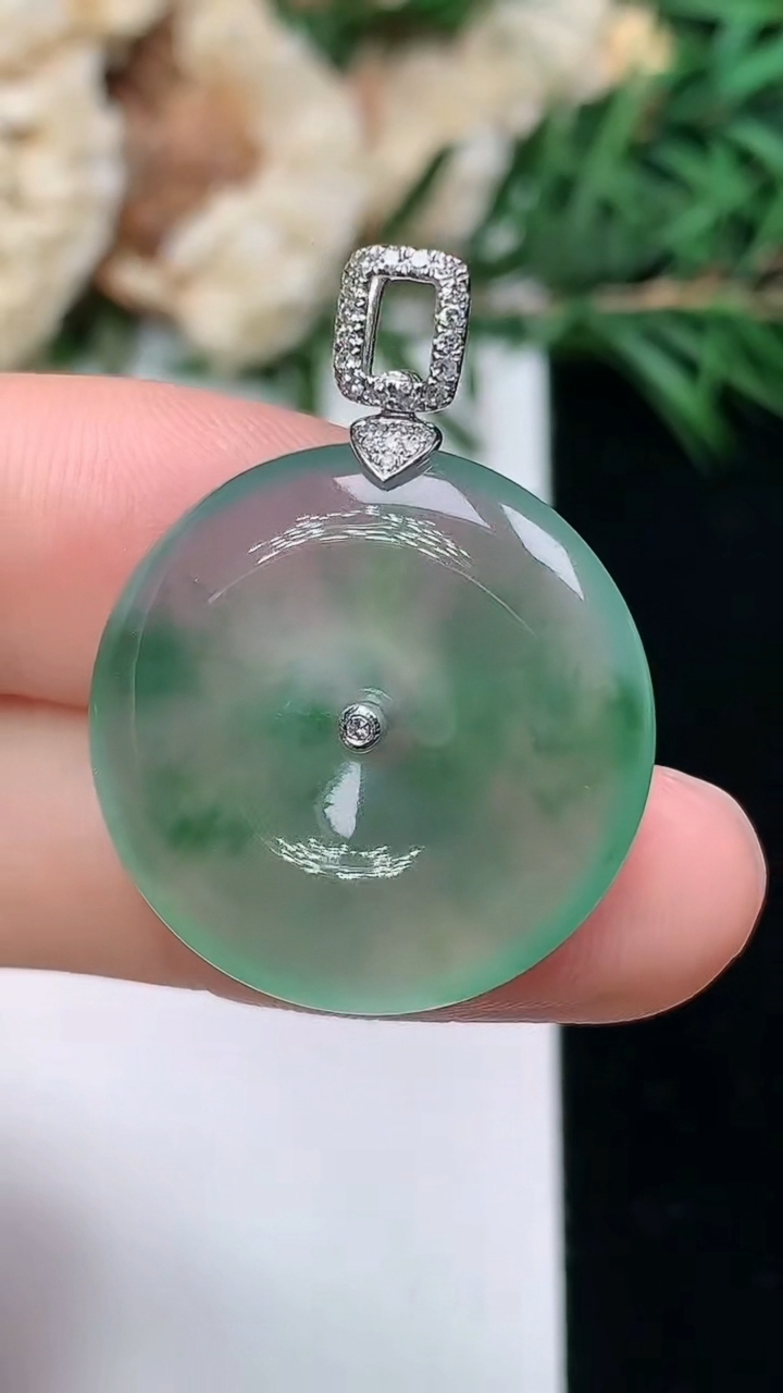 天然A货翡翠平安扣吊坠，尺寸22.3-4.9，重量:5.64g
3月24日