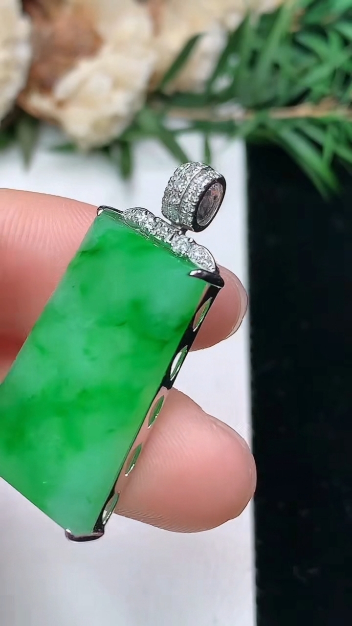 天然A货翡翠无事牌吊坠，尺寸24-14-5.7，重量:4.90g
3月24日