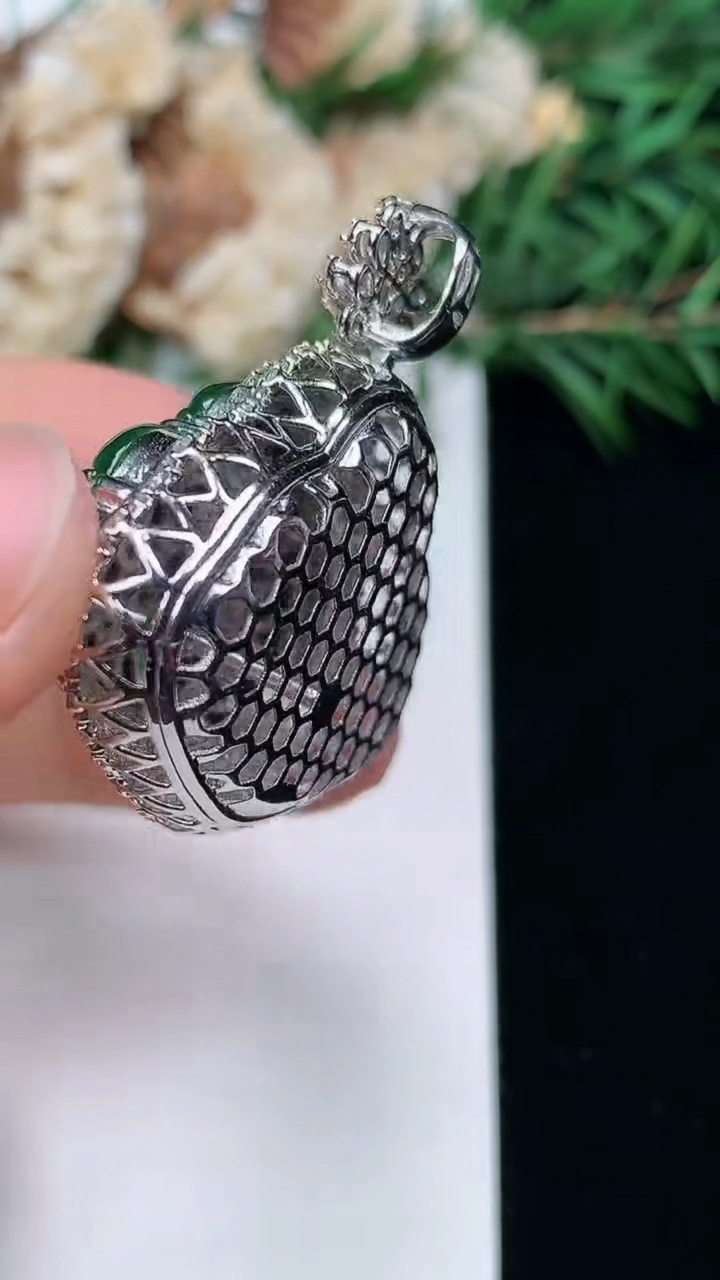 天然A货翡翠佛公吊坠，尺寸34-32.8-11.8，裸石18.2-29.5
3月24日