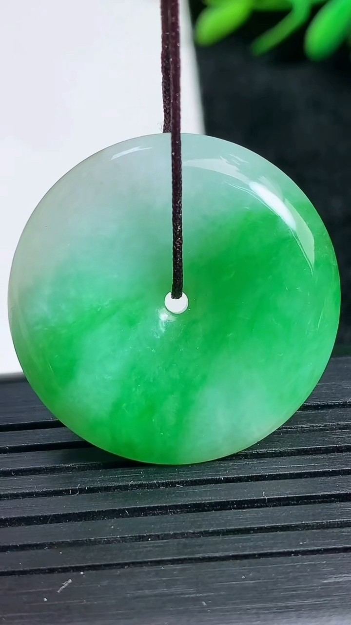 天然A货翡翠平安扣吊坠尺寸29.9-6.1重量:11.04g
3月24日