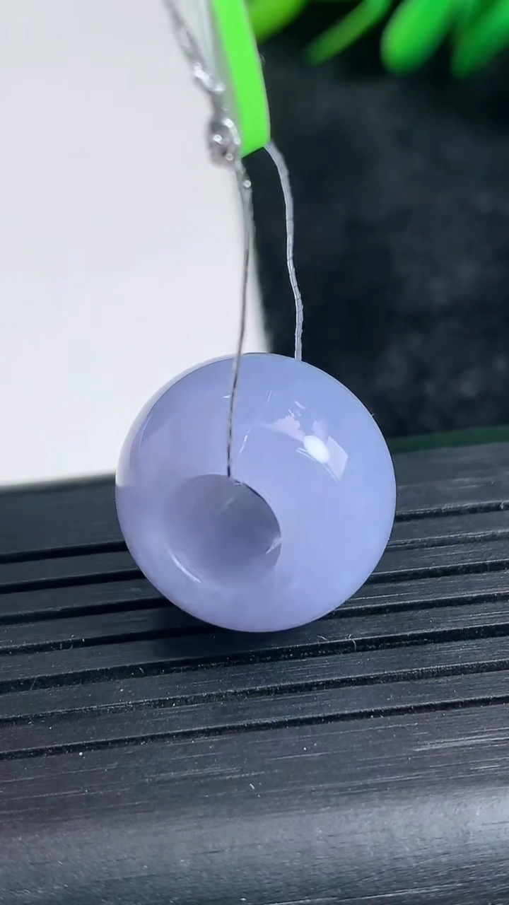 天然A货翡翠紫罗兰路路通吊坠尺寸17.5-12.2重量:6.40g
3月24日