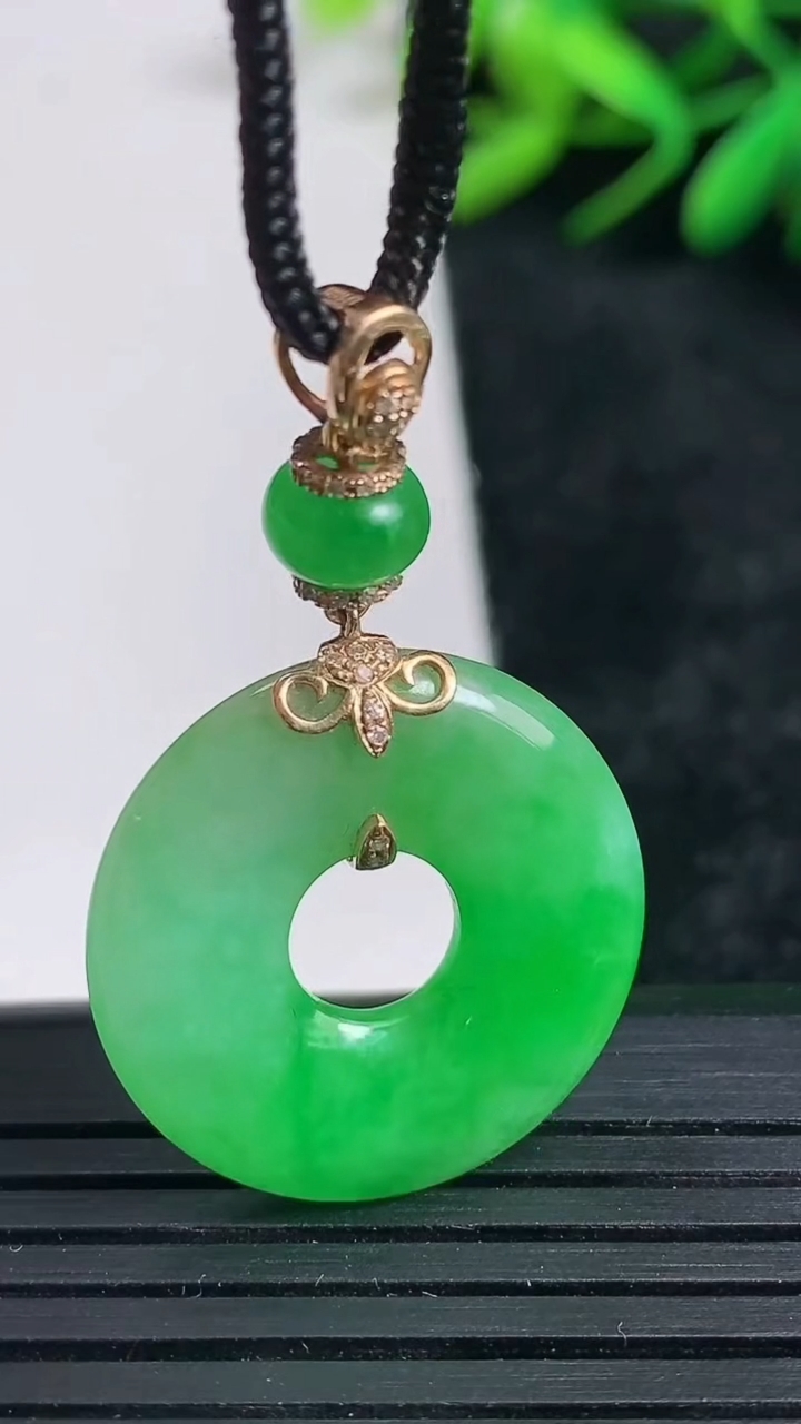 天然A货翡翠平安环吊坠尺寸22.9-3.8重量:5.09g
3月24日