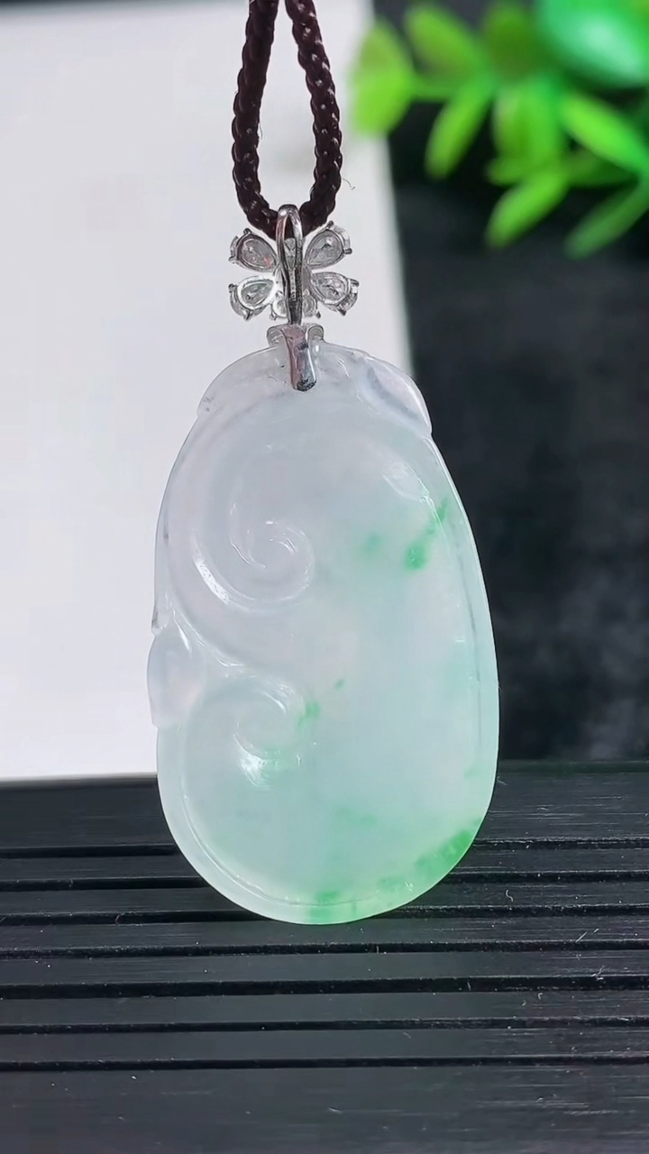 天然A货翡翠如意吊坠尺寸33-19.4-4.4重量:5.53g
3月24日