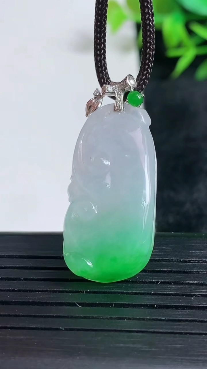 天然A货翡翠如意吊坠尺寸31.2-15.5-7重量:6.82g
3月24日