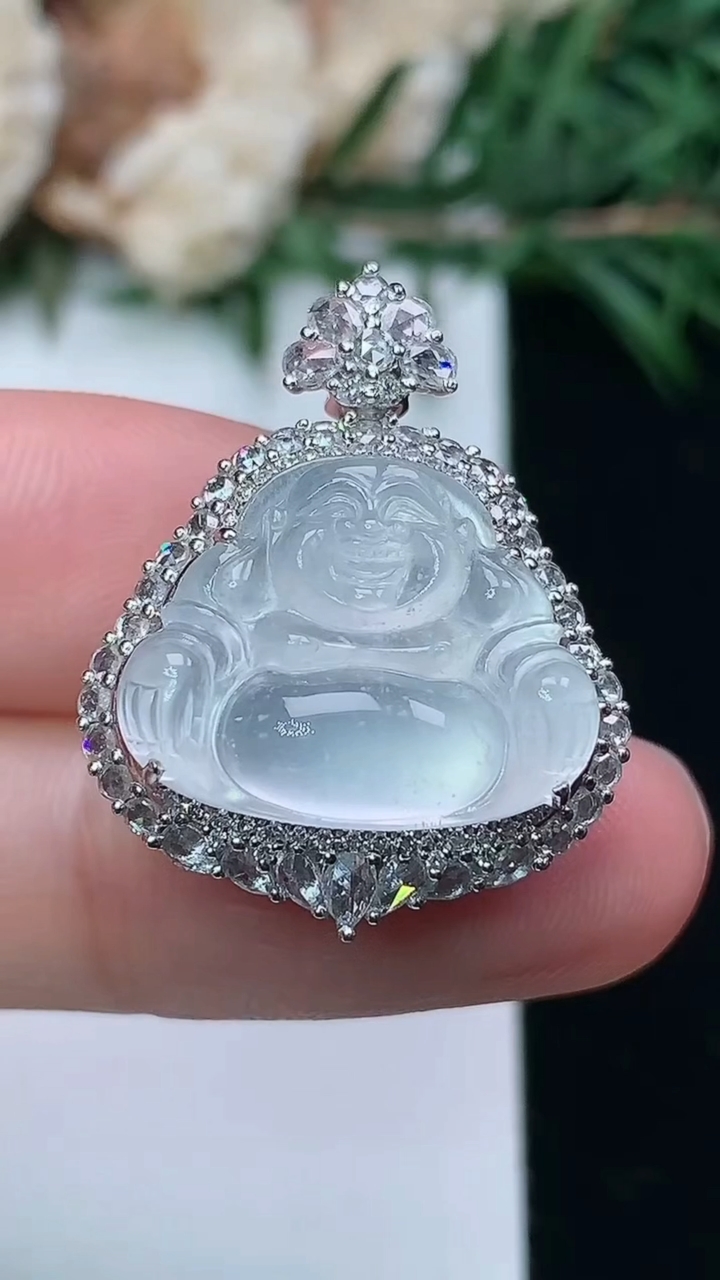 天然A货翡翠白冰佛公吊坠，尺寸26-21-11.4，裸石14-17.6，重量:6.38g
3月24日