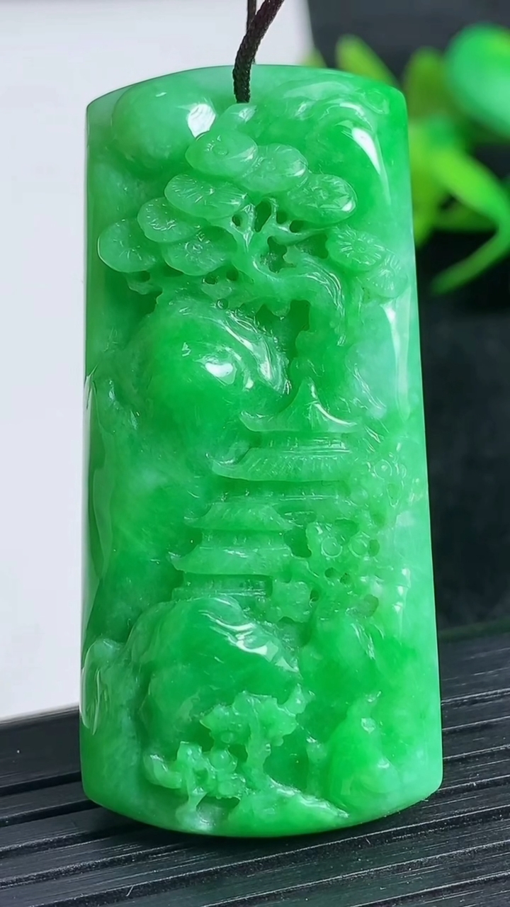 天然A货翡翠山水牌吊坠尺寸51.6-23.7-10.4重量:24.60g
3月24日