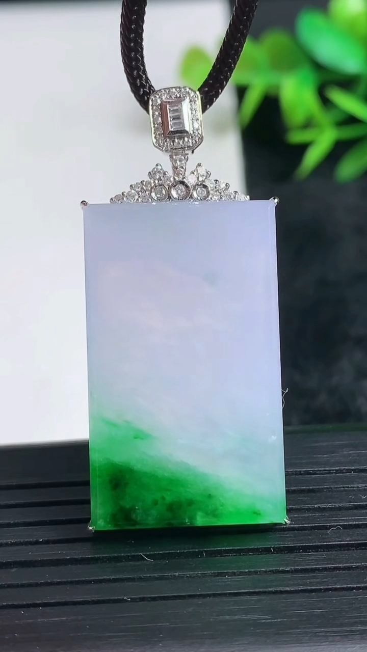 天然A货翡翠无事牌吊坠尺寸44.5-32.1-19.2-6.8重量:11.27g
3月24日