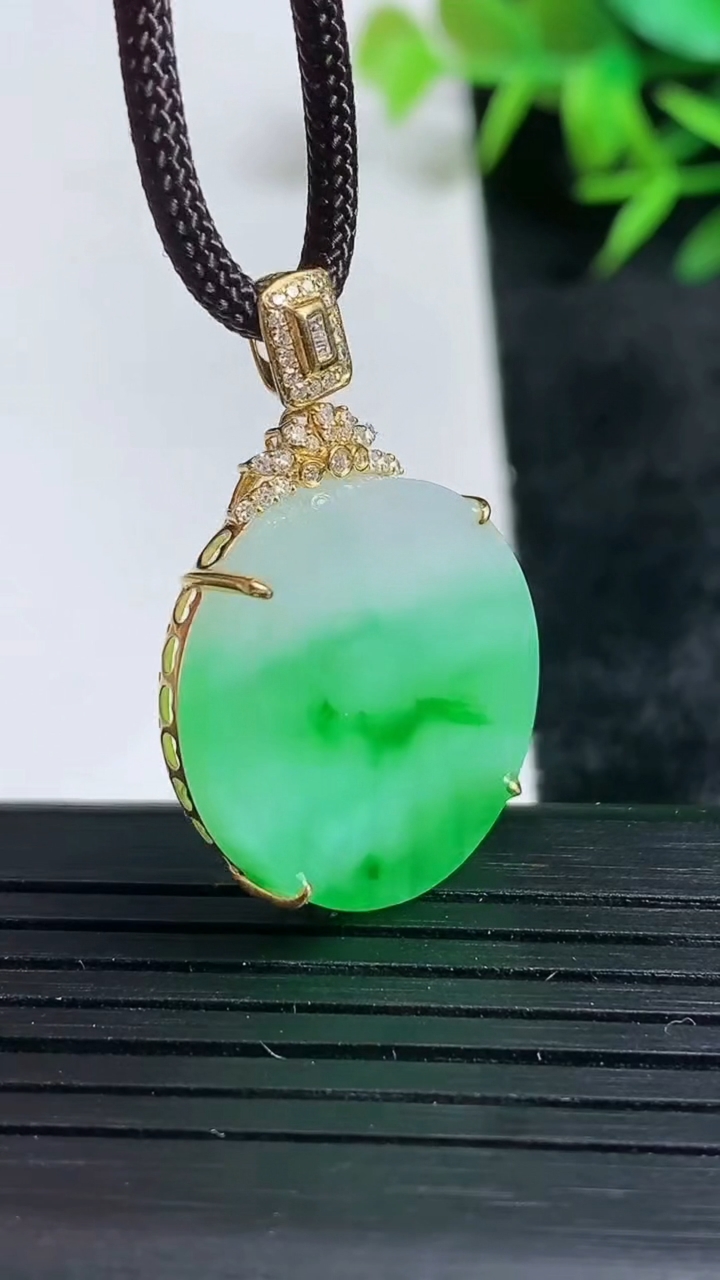 天然A货翡翠无事牌吊坠尺寸31.1-21.3-5.9重量:5.52g
3月24日