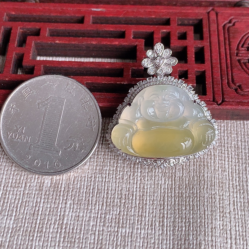 天然A货翡翠18K金伴钻镶嵌飘黄翡佛公吊坠 
尺寸29.6-26.5-11.5裸石16.8-23.5mm 重量7.50g 0324