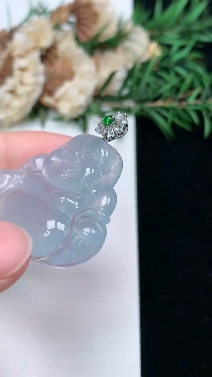 天然A货翡翠白冰佛公吊坠，尺寸27.6-36.2-5.5，重量:8.72g
3月24日