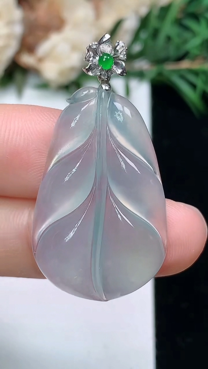天然A货翡翠白冰金枝玉叶 叶子吊坠，尺寸29-18.8-4.8，重量:4.42g
3月24日