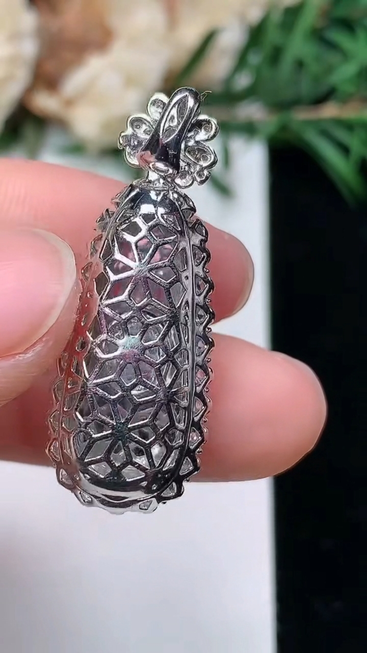 天然A货翡翠福豆吊坠，尺寸32.6-12.4-11.2，裸石21.4-8.8，重量:4.66g
3月24日