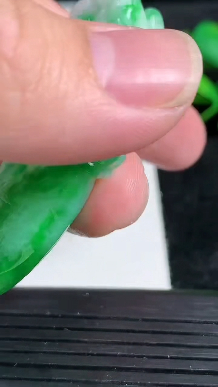 天然A货翡翠龙牙吊坠尺寸58.8-27-11.7重量:31.93g
3月24日