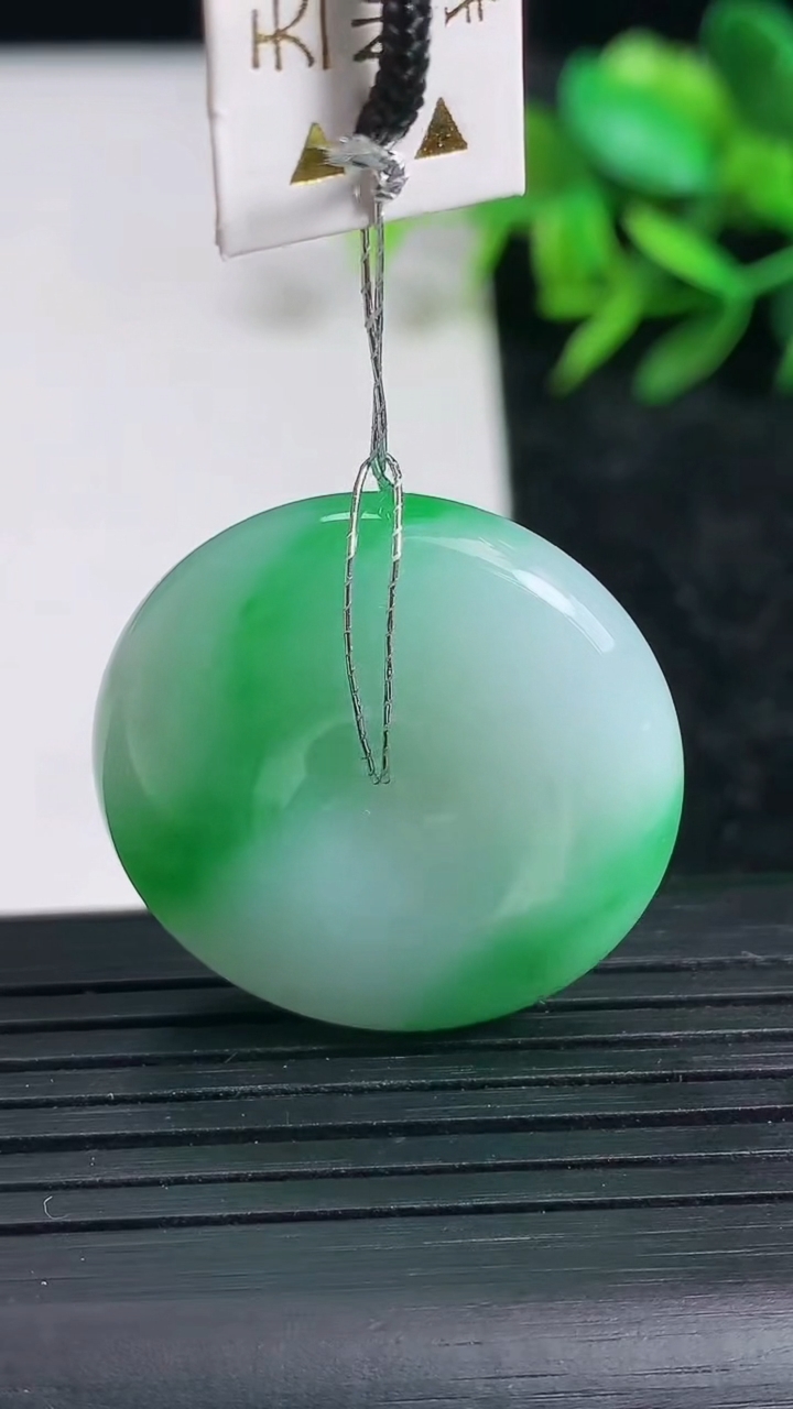 天然A货翡翠平安扣吊坠尺寸27.6-7.7重量:13.37g
3月24日