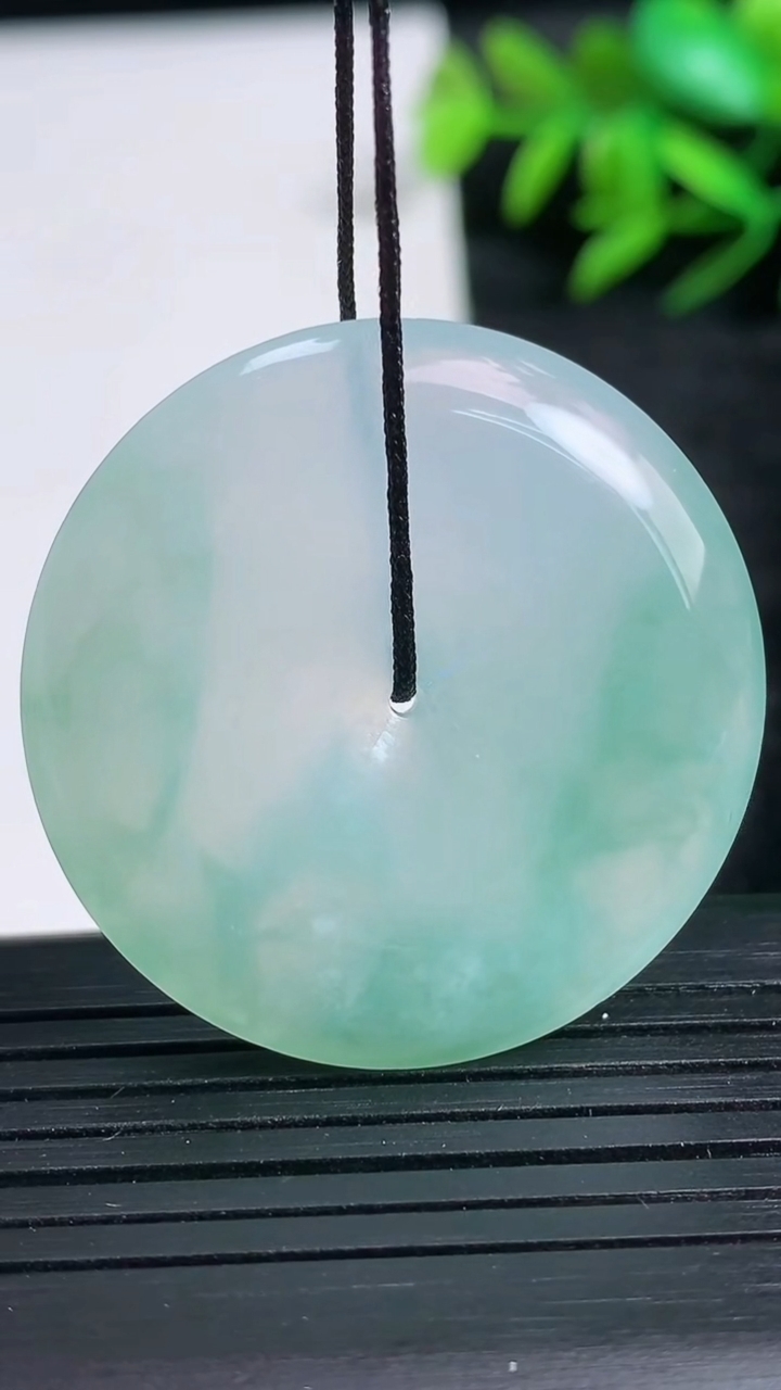 天然A货翡翠冰种飘花平安扣吊坠尺寸34.3-6.1重量:15.10g
3月24日