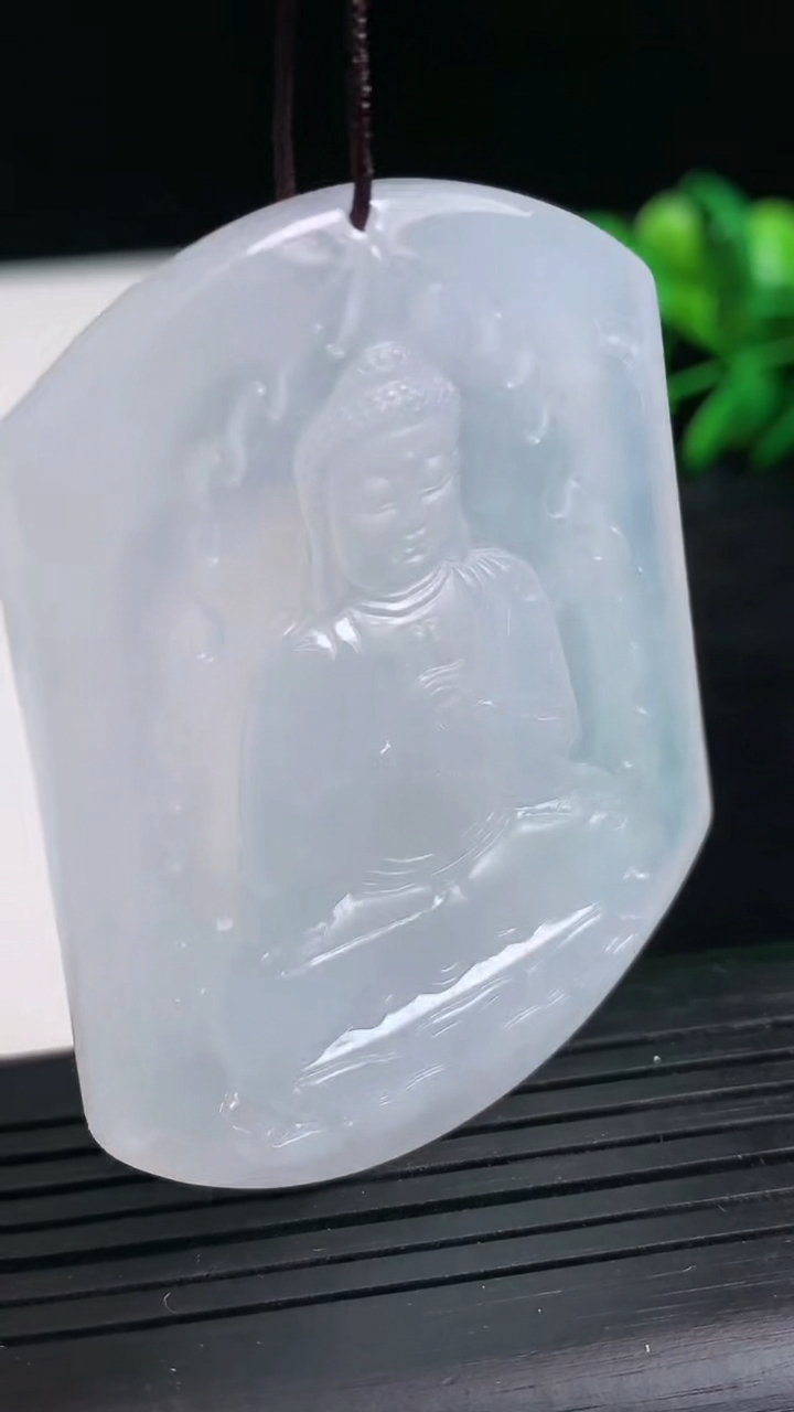 天然A货翡翠阿弥陀佛吊坠尺寸54.2-43.4-5.5重量:28.76g
3月24日