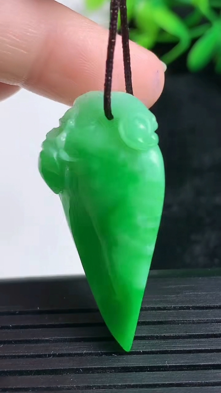 天然A货翡翠福瓜吊坠尺寸37.2-17.6-11.3重量:10.93g
3月24日