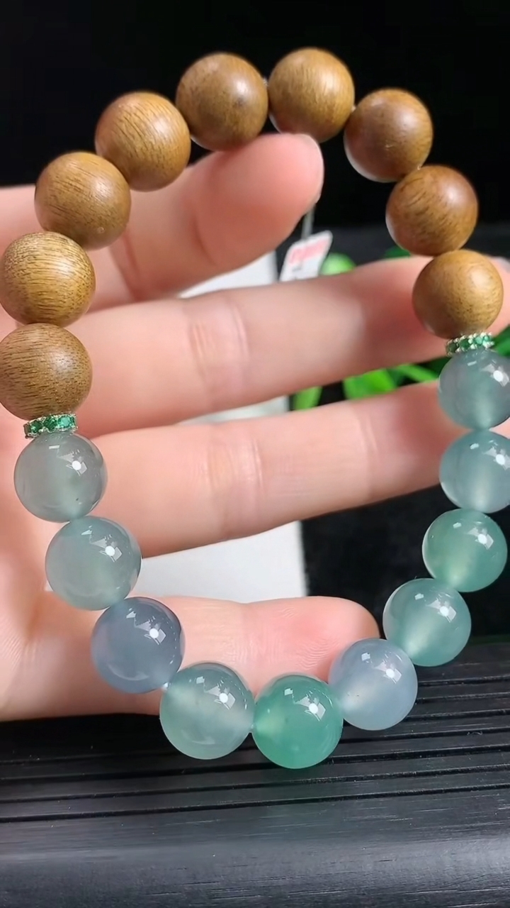 天然A货翡翠蓝水檀香圆珠手串尺寸9.5重量:19.61g3月24日
工厂直销收藏佳品,种好水足，色泽均匀，有种有色，上手高大气！