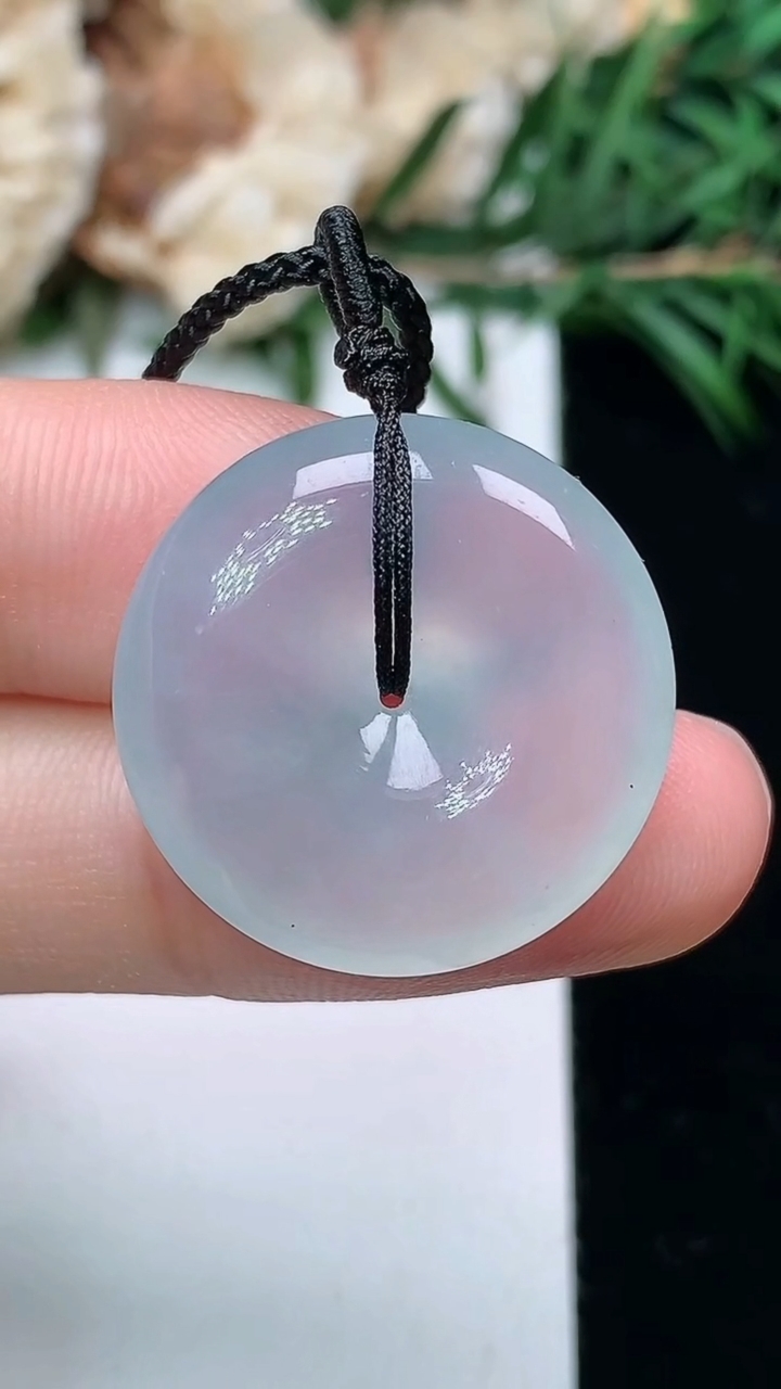 天然A货翡翠白冰平安扣吊坠，尺寸21.7-5.8，重量:6.58g
3月24日