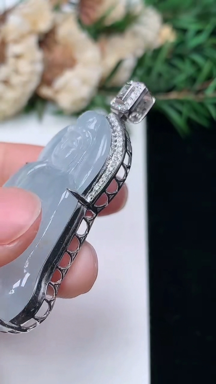 天然A货翡翠白冰素衣观音吊坠，尺寸40.5-26-9.8，重量:12.39g
3月24日