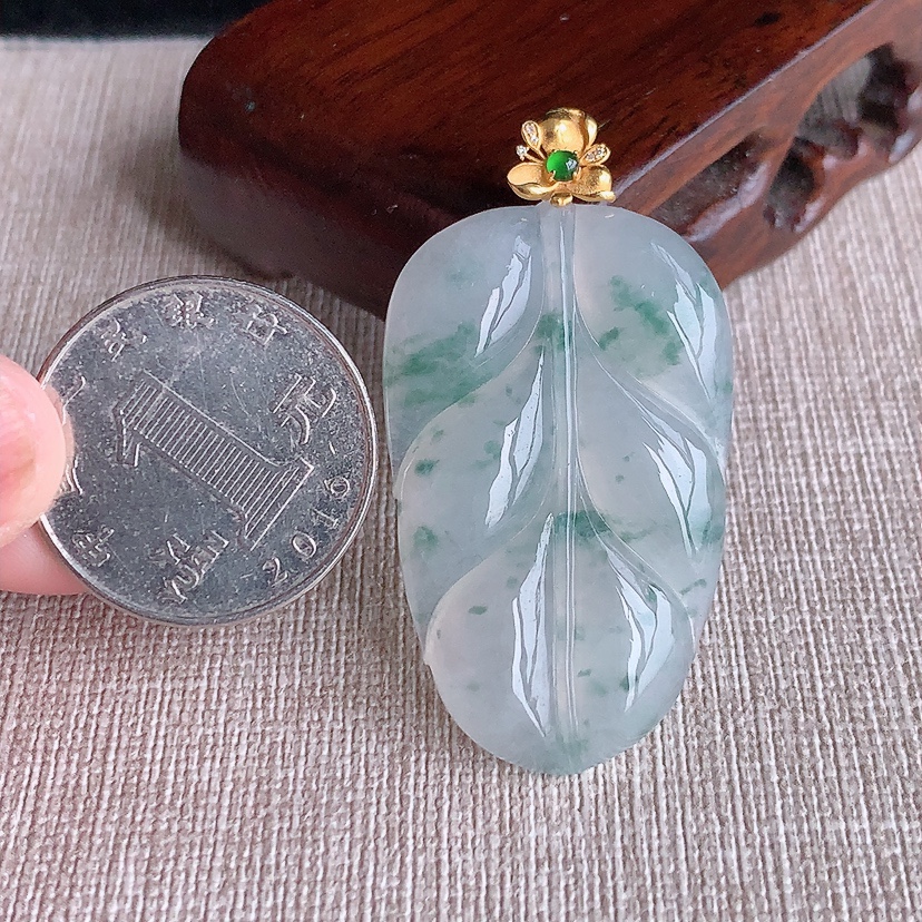 天然A货翡翠18K金扣头飘花叶子金枝玉叶吊坠 
尺寸47.3-40.7-25.2-5.3mm 重量11.63g 0322