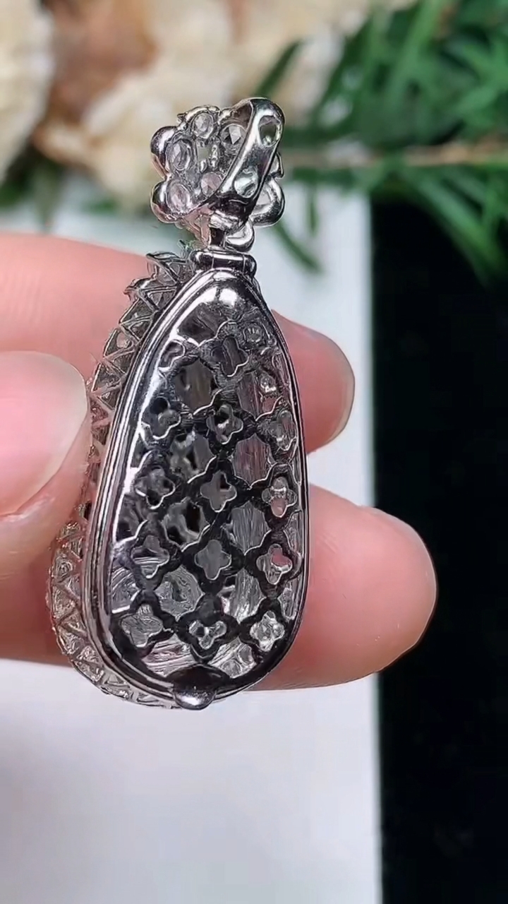 天然A货翡翠福豆吊坠，尺寸34-14.4-12.5
3月24日