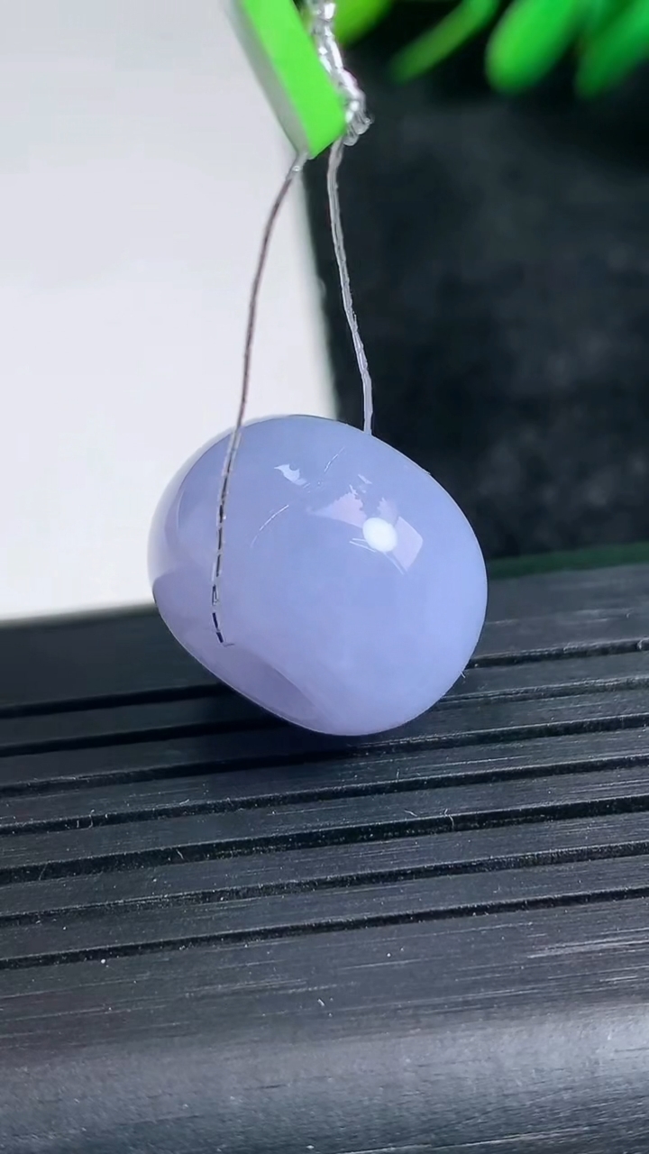 天然A货翡翠紫罗兰路路通吊坠尺寸17.5-12.2重量:6.40g
3月24日