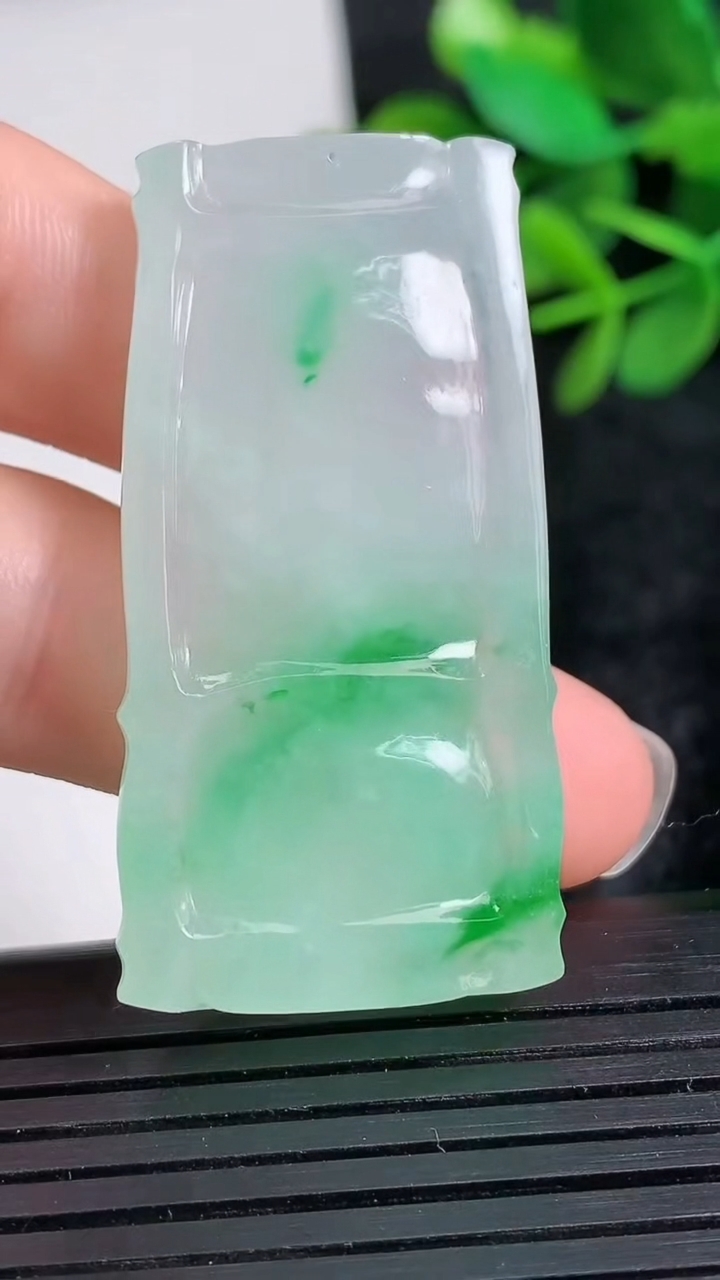 天然A货翡翠节节高升 竹节吊坠尺寸44-21.9-6.3重量:16.91g
3月24日