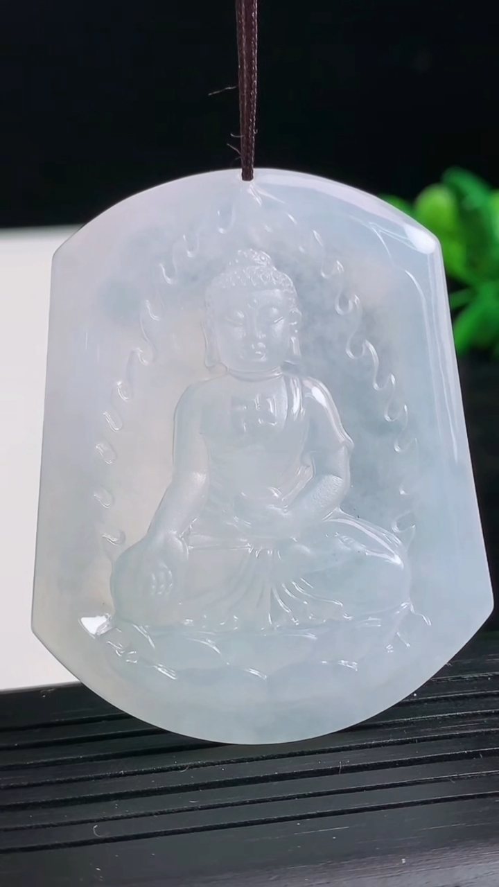 天然A货翡翠阿弥陀佛吊坠尺寸52-41.7-5.8重量:26.51g
3月24日