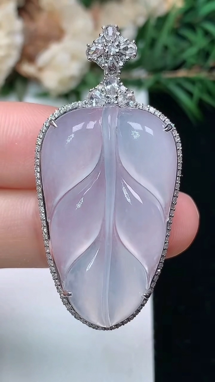 天然A货翡翠白冰金枝玉叶 叶子吊坠，尺寸44.4-21.6-8.8，裸石31.7-19.3，重量:7.00g
3月24日