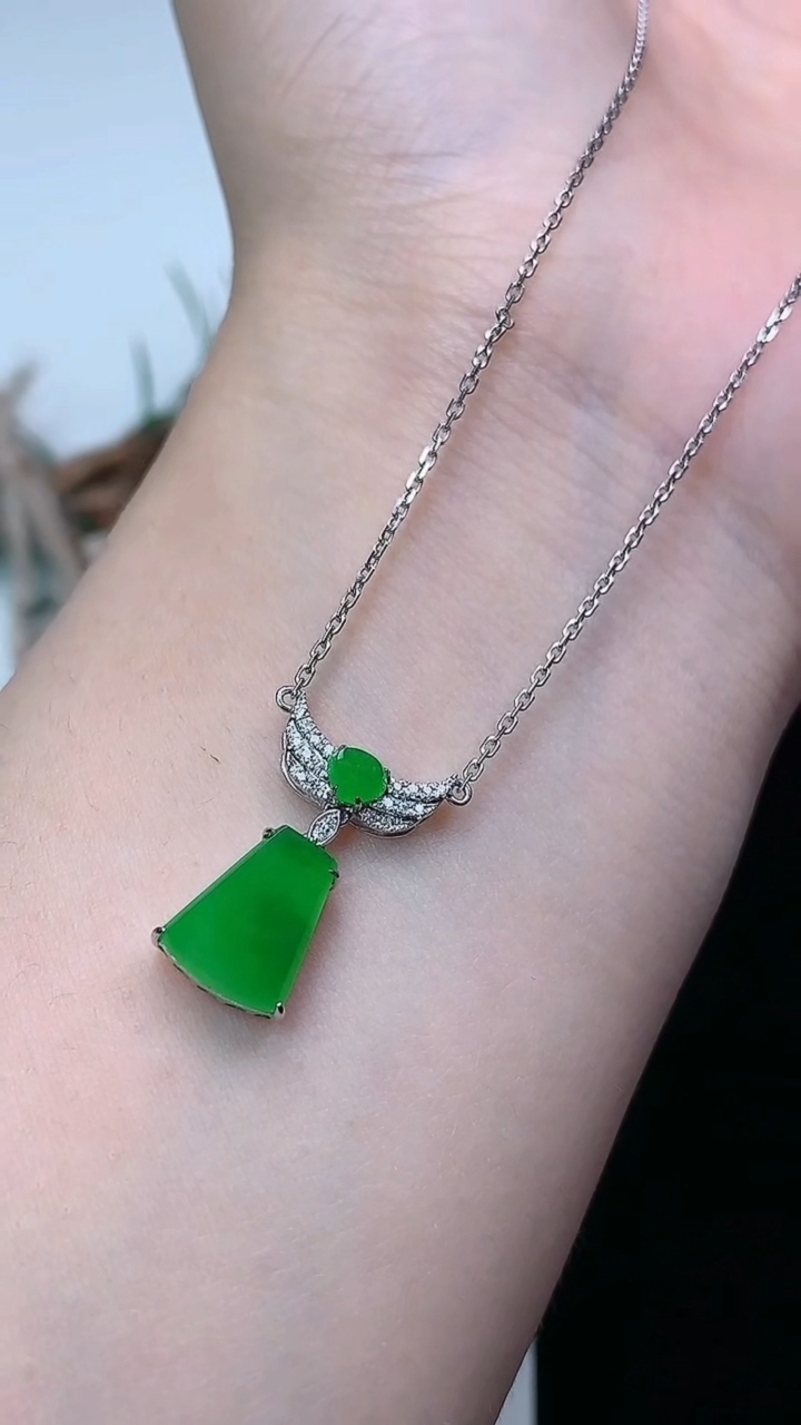 天然A货翡翠无事牌项链，尺寸10.3-7.8-3.5，重量:2.80g
3月24日