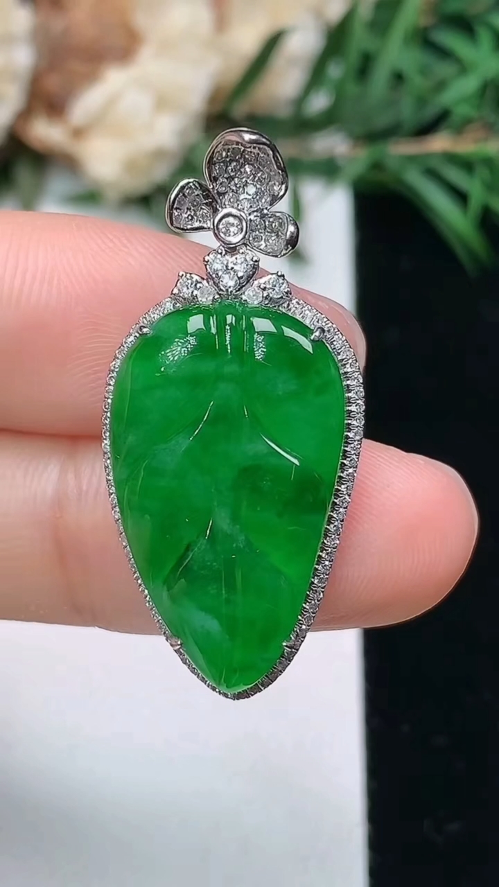 天然A货翡翠金枝玉叶 叶子吊坠，尺寸33-15-6.5，裸石22.2-13.2，重量:4.98g
3月24日，重量:4.98g