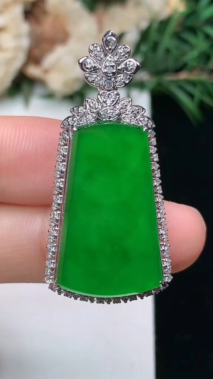 天然A货翡翠无事牌吊坠，尺寸38-18-9.4，裸石23.6-14，重量:6.16g
3月24日